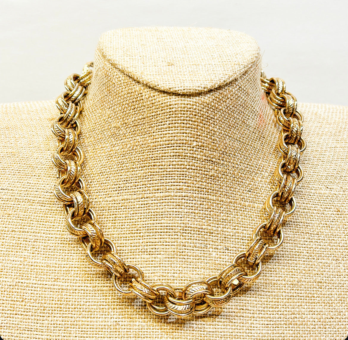 1980s gold metal thick heavy circle link style necklace.