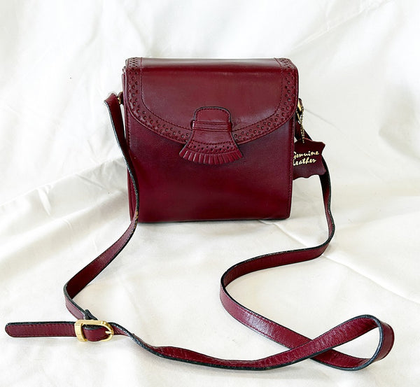 Vintage 80s genuine leather stamped hand bag with adjustable strap.