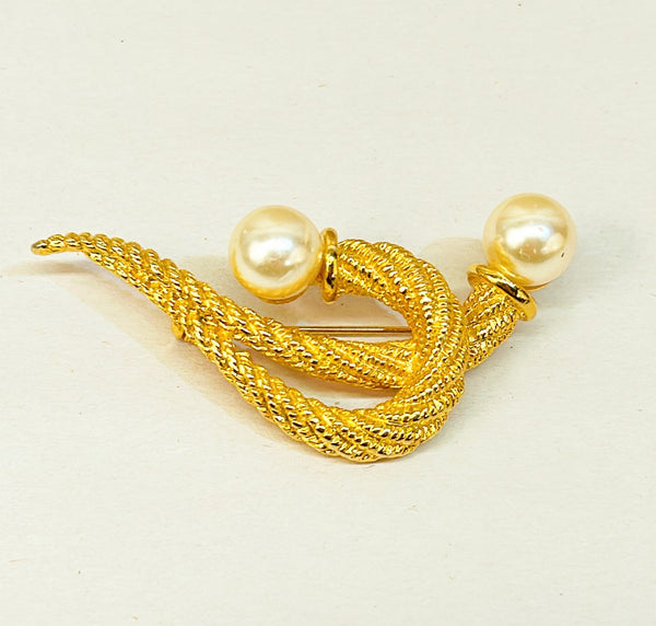 Classic 80s vintage faux pearl brooch