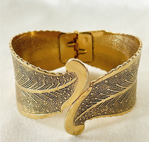 1980s vintage large chunky gold tone bracelet with hinged back.