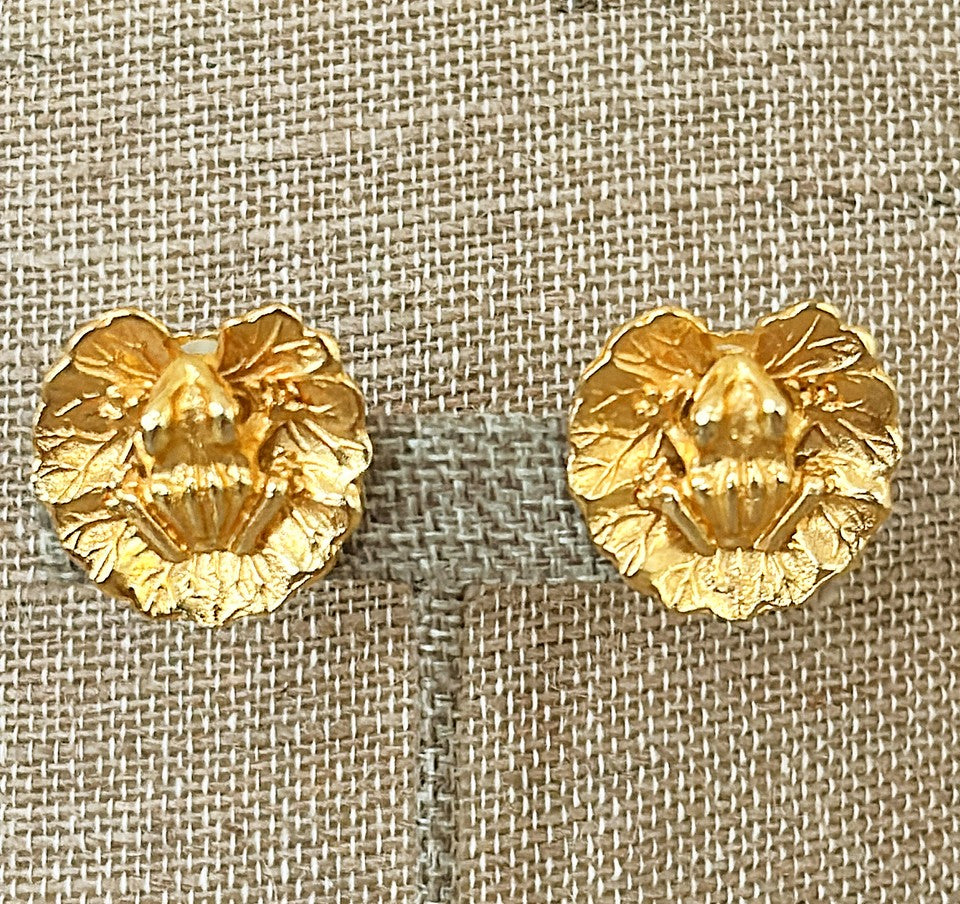 Adorable vintage frogs on Lillie pads style clip on earrings.