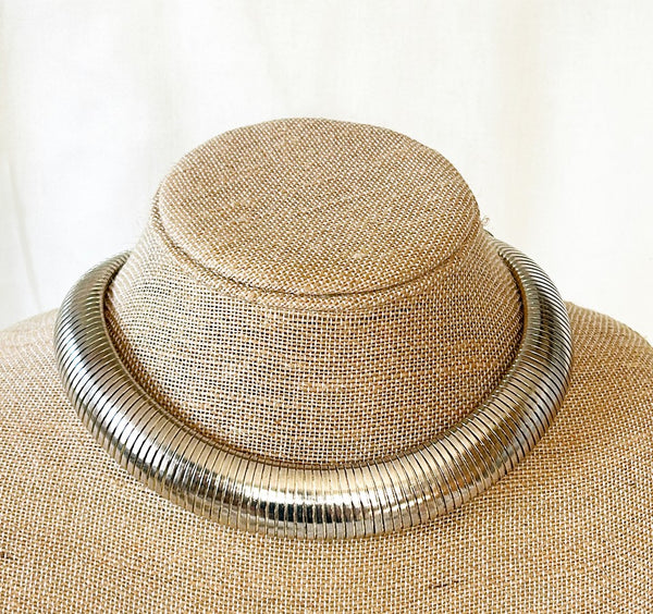 1970 silver tone metal cobra style flexible thick collar necklace.