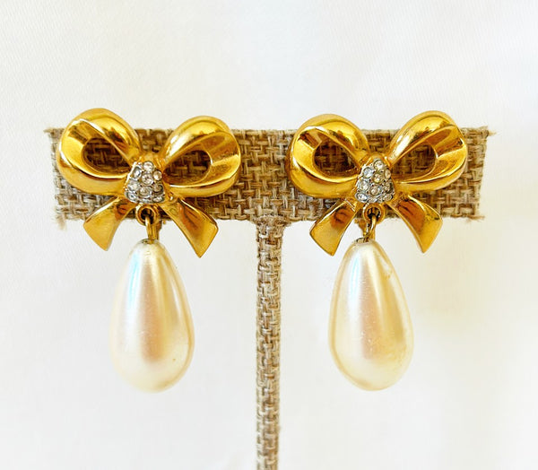 Adorable 80s bow & faux pearl dangling clip on earrings.