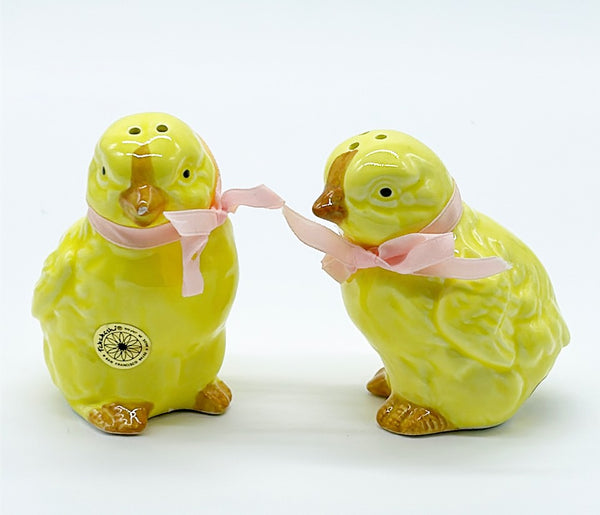 Adorable pair of yellow baby chick salt /pepper shakers.