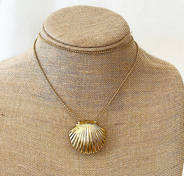 1970s vintage gold metal time seashell pendant necklace.