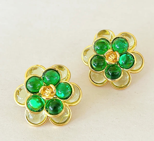 Adorable flower style design pierced earrings.