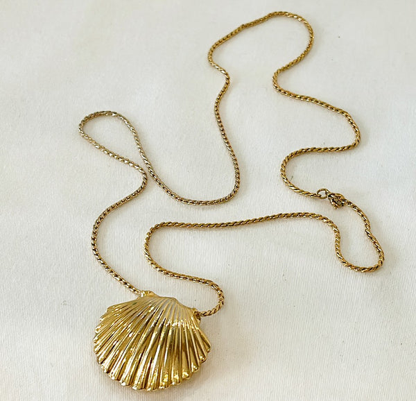 1970s vintage gold metal time seashell pendant necklace.