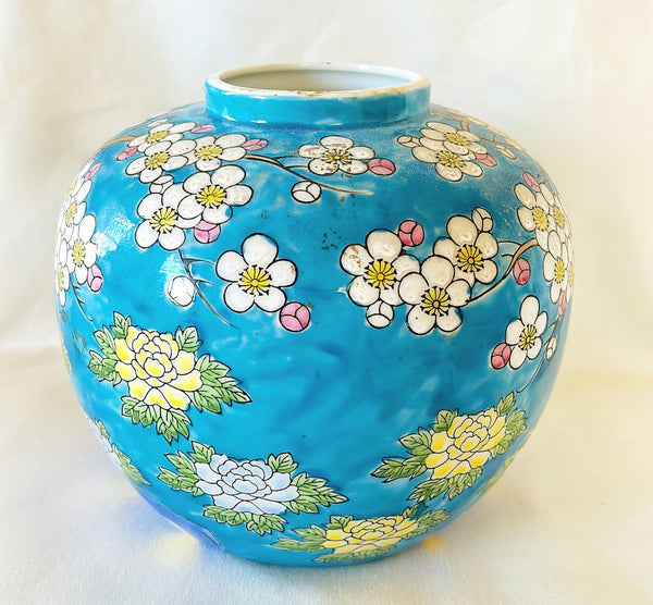 Beautiful 80s rare Chinese export vase with a chinoiserie style peacocks