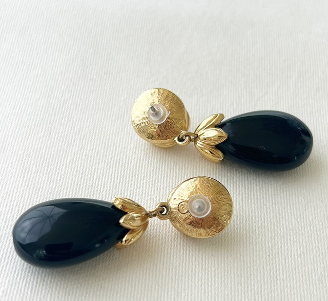 Vintage pearl with dangle style black teardrop accent