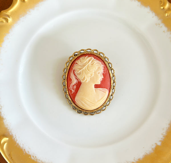 Classic 1970s cameo oval brooch