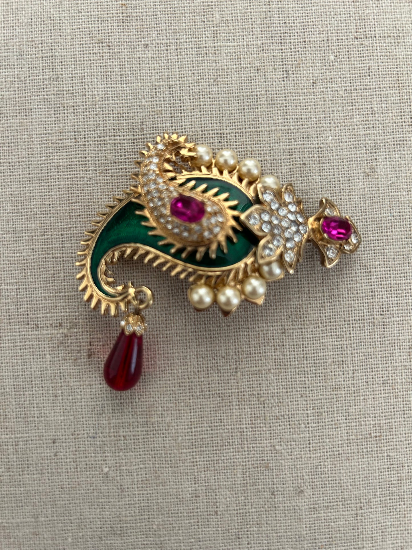 Sneak Peek - CW-Brooch - KJL