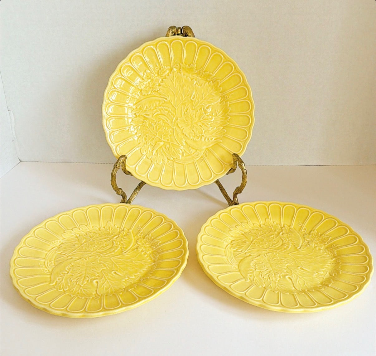 Set a three yellow fern pattern, majolica style plates