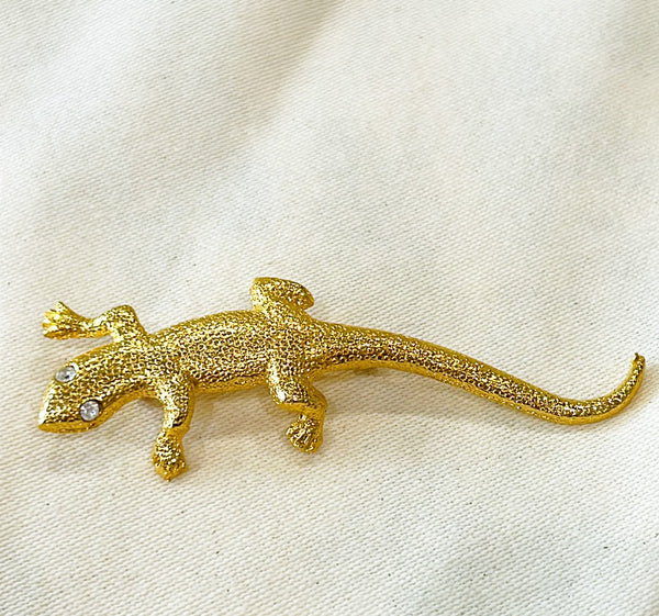 Fun vintage gold tone metal lizard fashion jewelry brooch with rhinestones eyes.