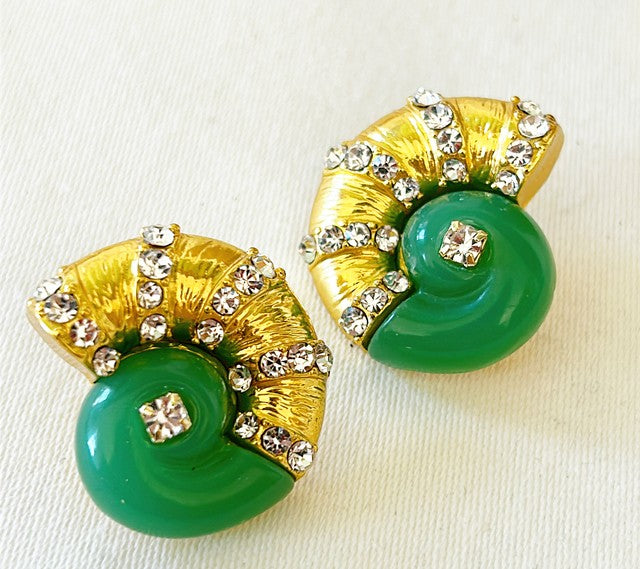 Beautiful jade jade style look pierced style shell earrings