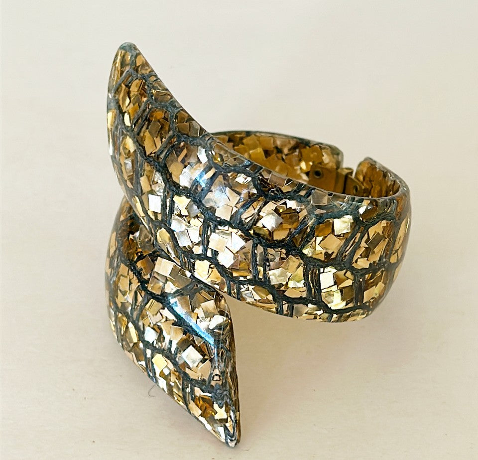 Stunning 1950s rate lucite cuff style hinged designer bracelet.