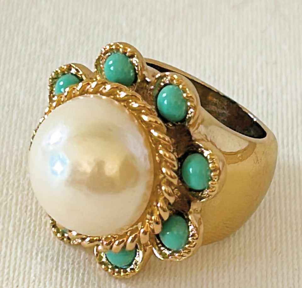 Large cocktail statement ring vintage from the 80s.