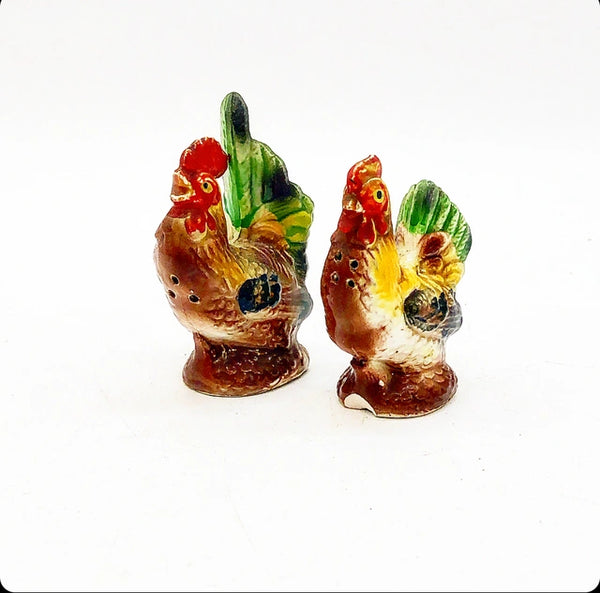 Vintage set of rooster / chicken salt and pepper shakers.