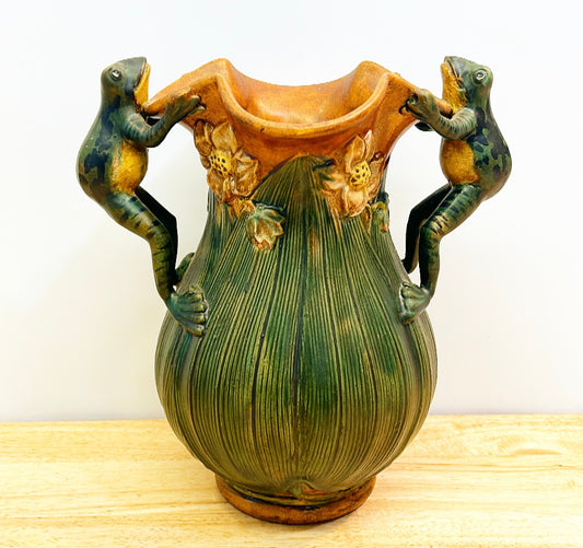 Vintage decorative frog &amp; Lilly pad style vase.