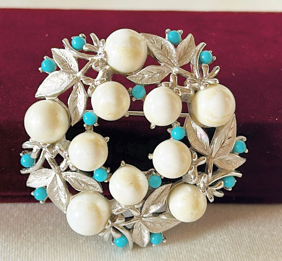 Vintage signed Sarah Coventry round larger statement brooch