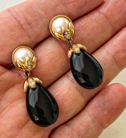Vintage pearl with dangle style black teardrop accent