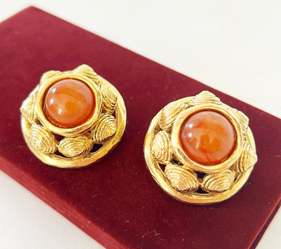 Large scale statement clip earrings from the 90s signed by Graziano.