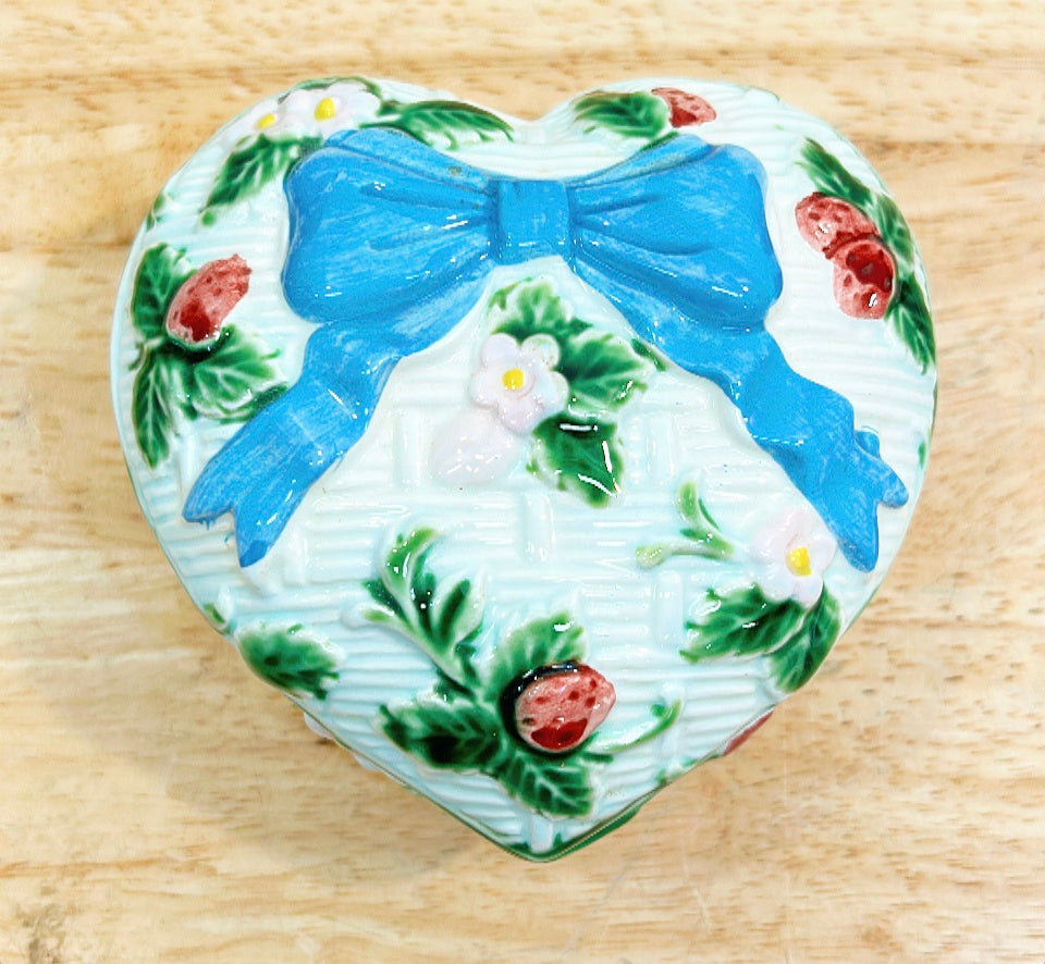 Blue ribbon &amp; strawberry basket style design small trinket box