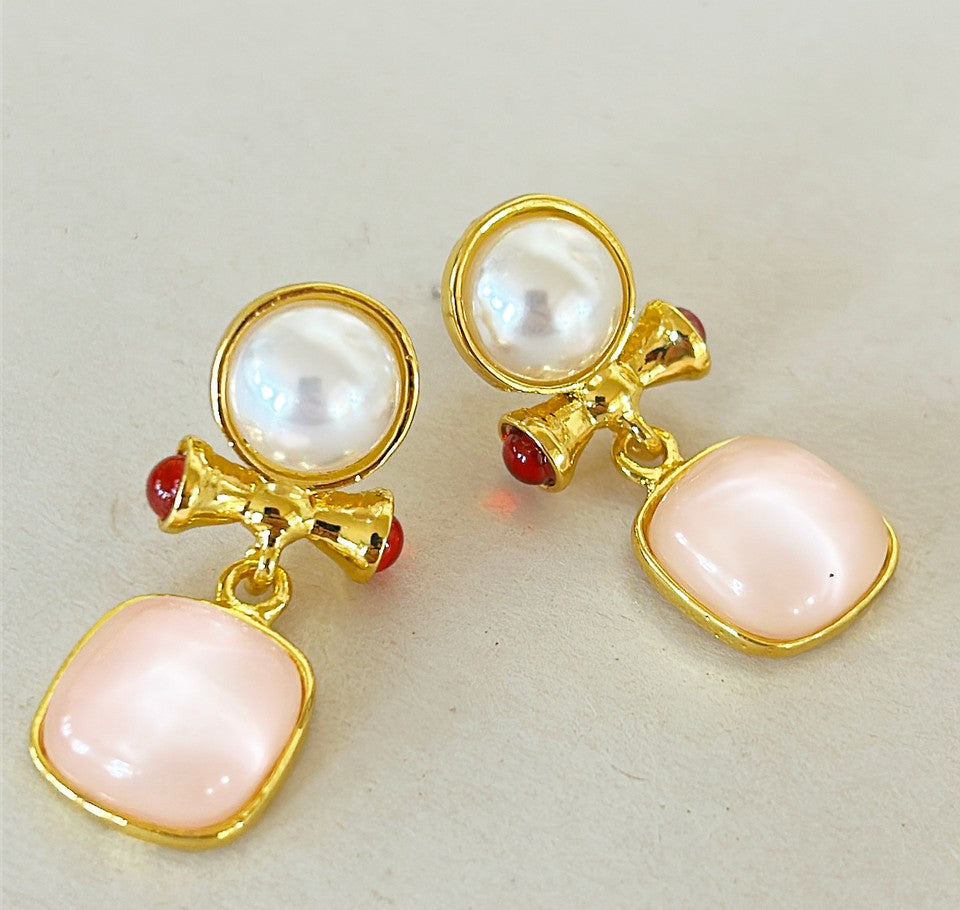 Beautiful faux pearl pierced earrings.