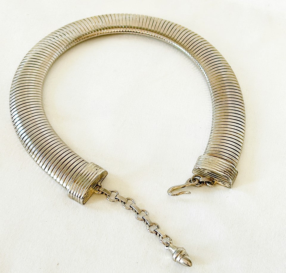1970 silver tone metal cobra style flexible thick collar necklace.