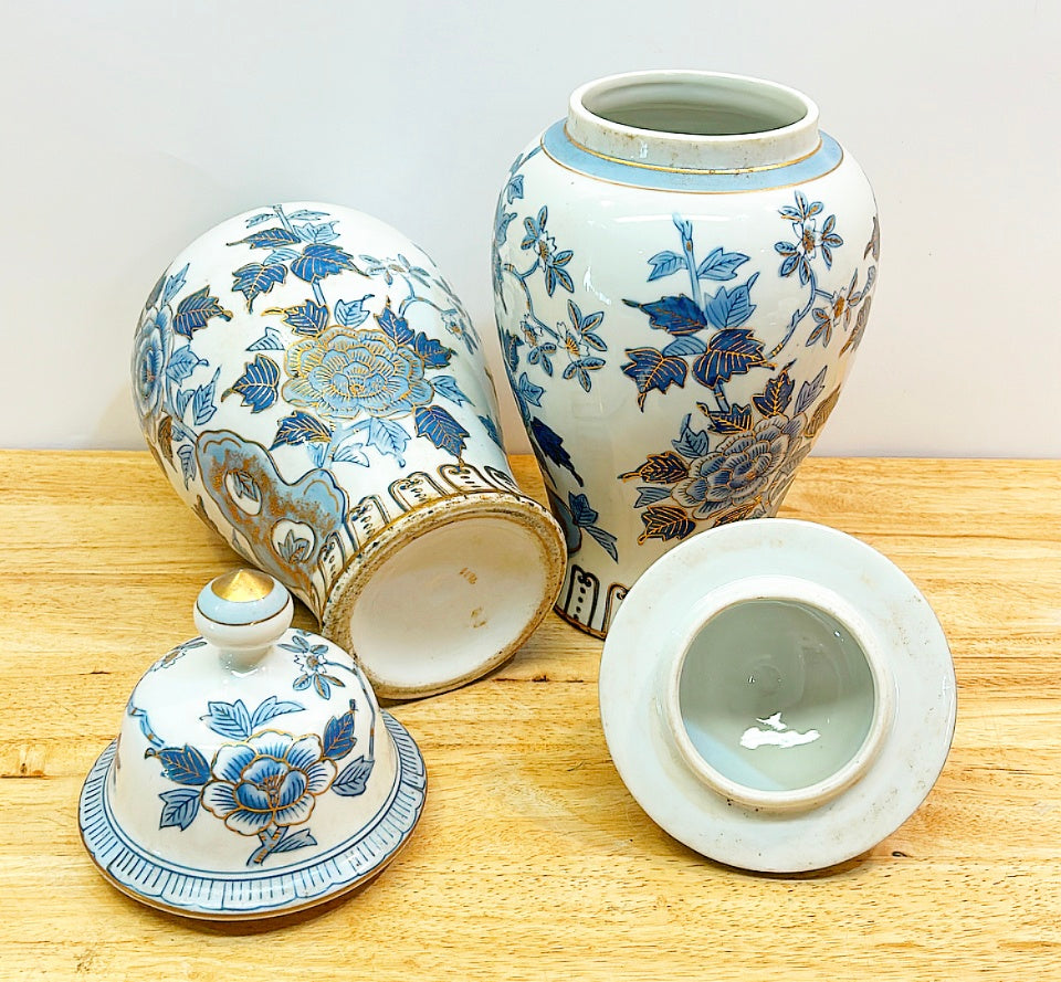 Pair of vintage 60s gold Imari style chinoiserie porcelain vases with lids