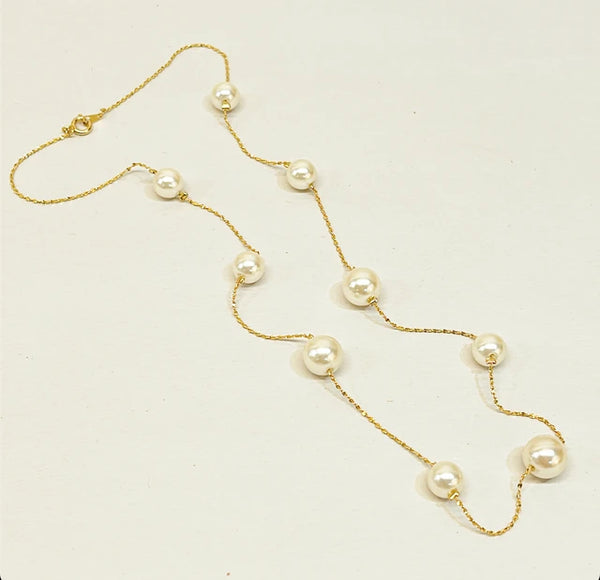 Vintage preppy style faux pearl necklace on a gold metal chain.
