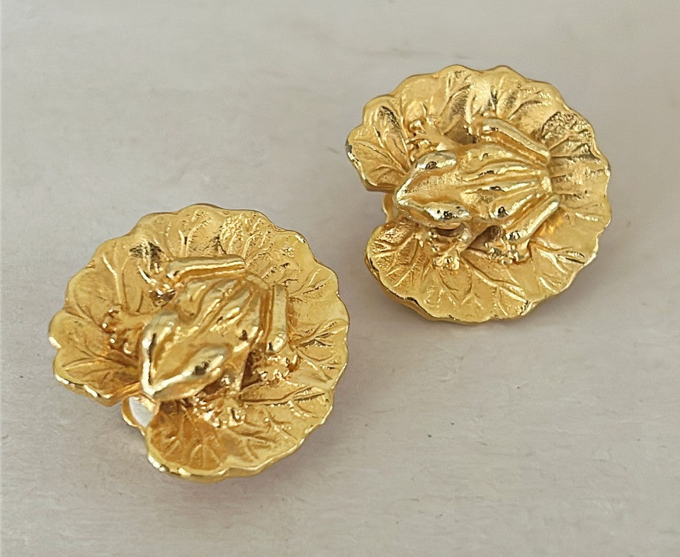Adorable vintage frogs on Lillie pads style clip on earrings.
