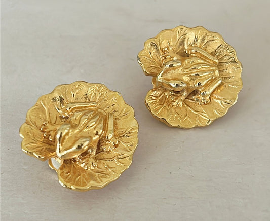 Adorable vintage frogs on Lillie pads style clip on earrings.