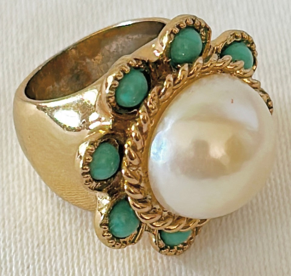 Large cocktail statement ring vintage from the 80s.