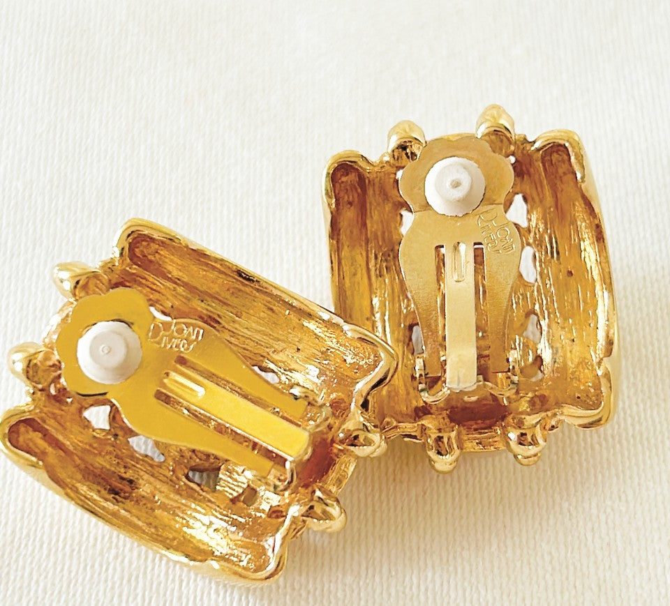 Classic vintage signed Joan Rivers clip in earrings.
