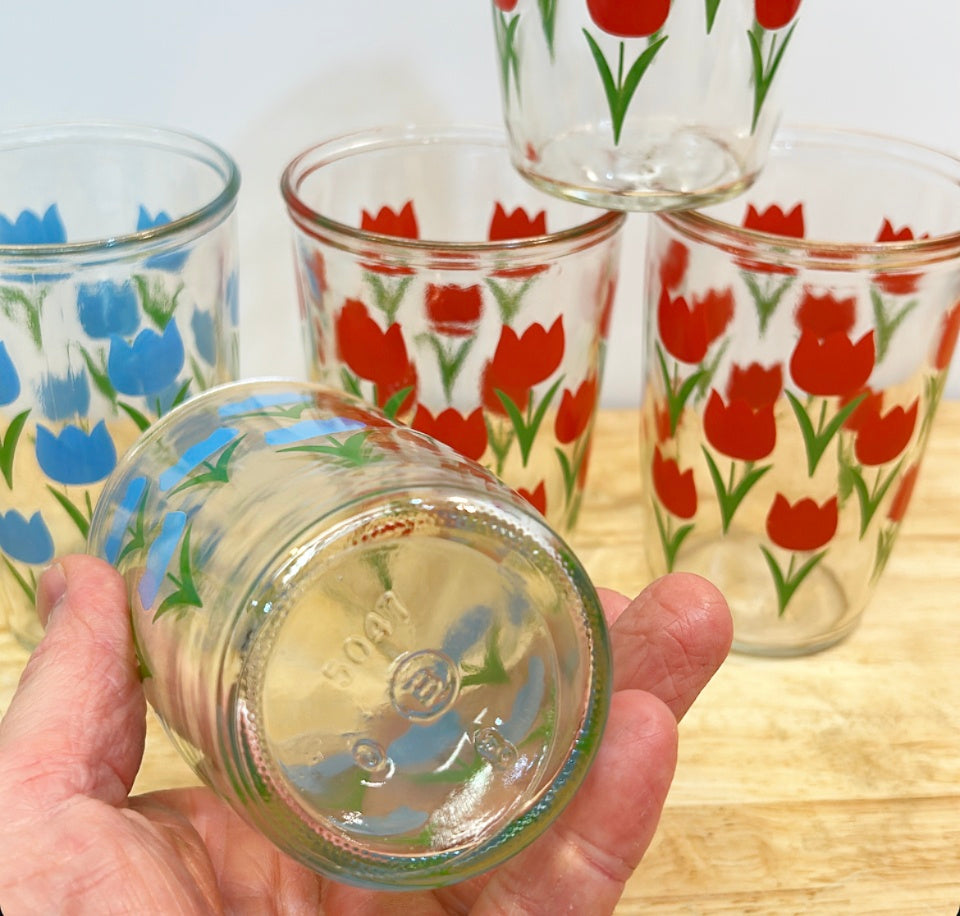 Fun set of 6 vintage juice glasses with tulip pattern