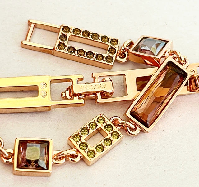 Vintage signed SWAROVSKI designer link style bracelet.