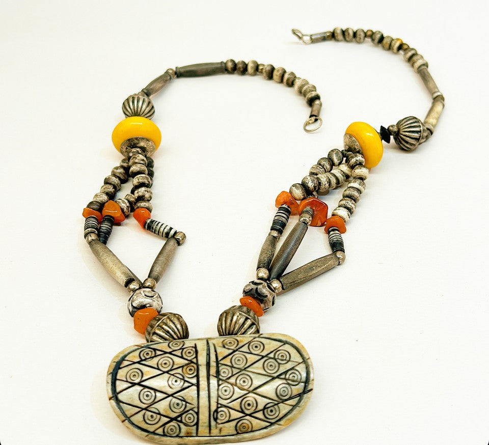 Vintage 80s multi beaded / stone style necklace.