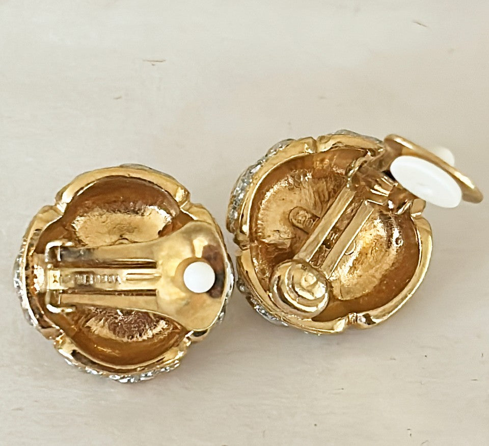 Adorable vintage frogs on Lillie pads style clip on earrings.