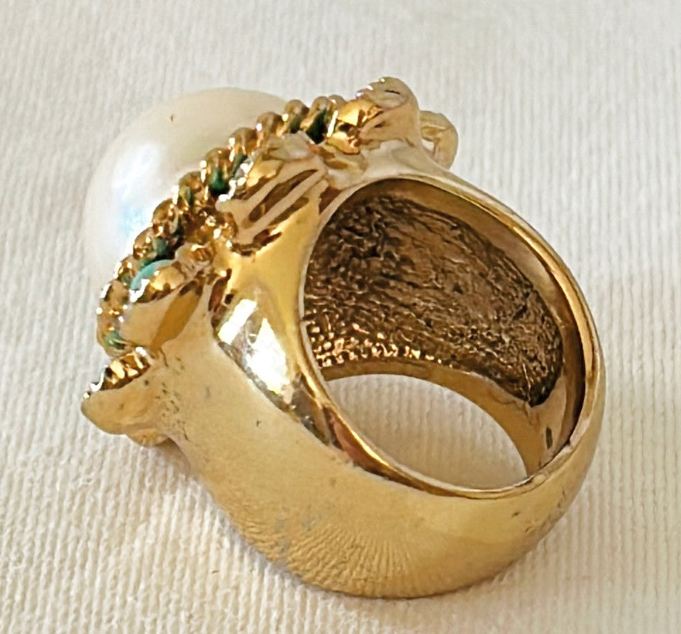 Large cocktail statement ring vintage from the 80s.