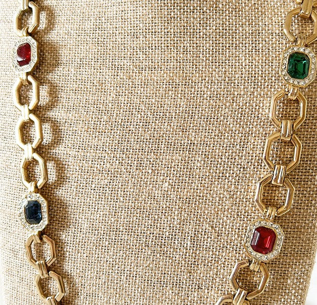 Luxurious style vintage 90s statement necklace