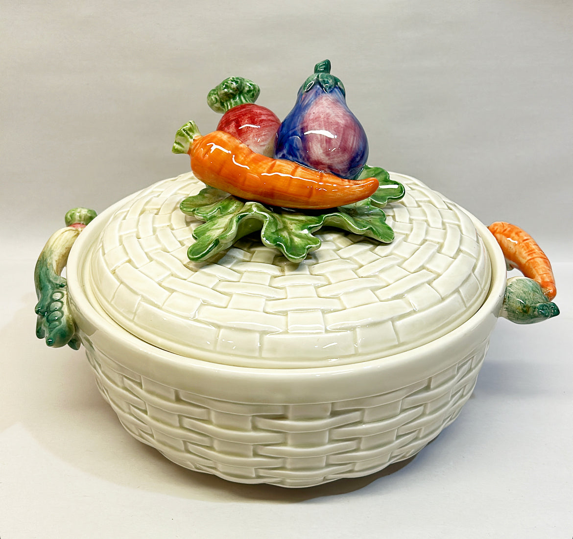 Vintage 1980s signed Fitz &amp; Floyd round tureen with vegetable top lid and side handles
