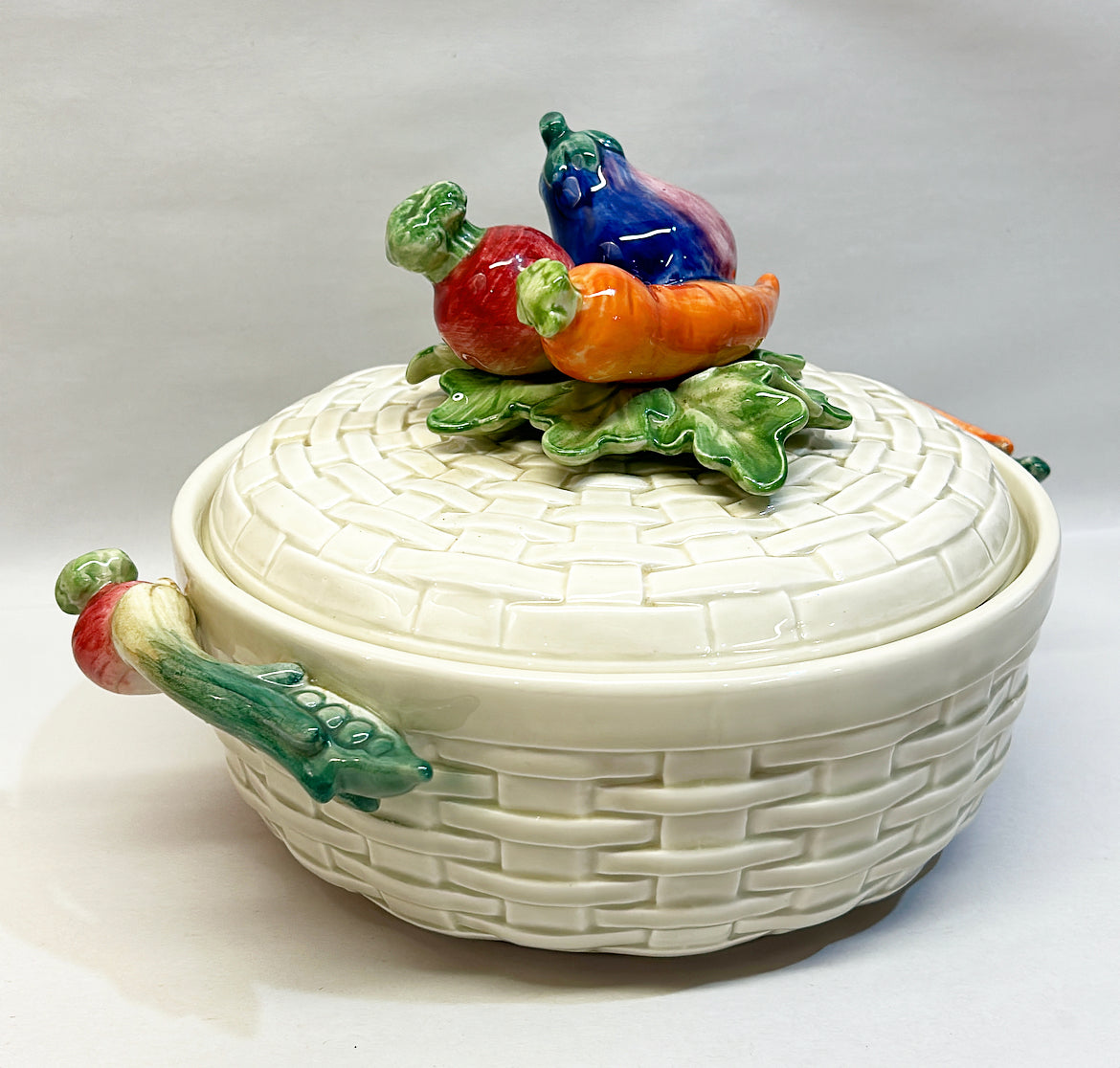 Vintage 1980s signed Fitz &amp; Floyd round tureen with vegetable top lid and side handles
