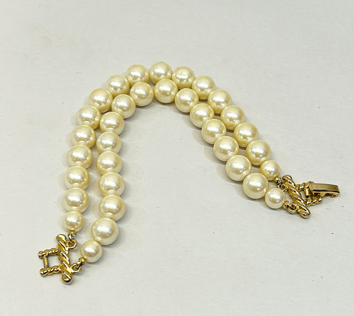 Classic vintage faux pearl bracelet.