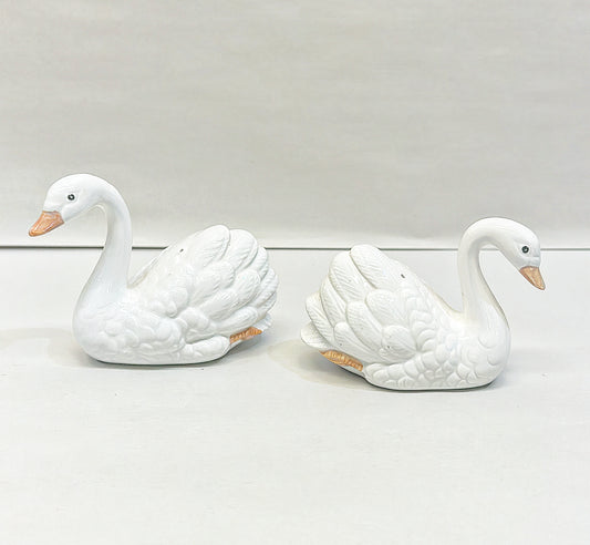 Classic vintage 80s signed Fitz &amp; Floyd swan sake / pepper decorative shakers.