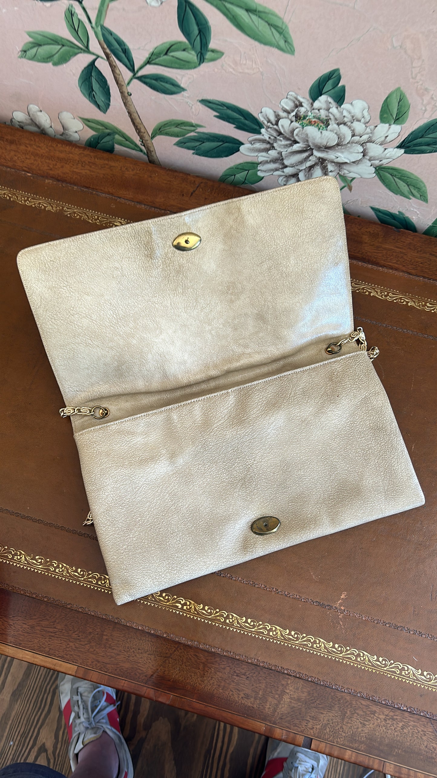 Vintage 1970s snake sink clutch purse with gold chain.