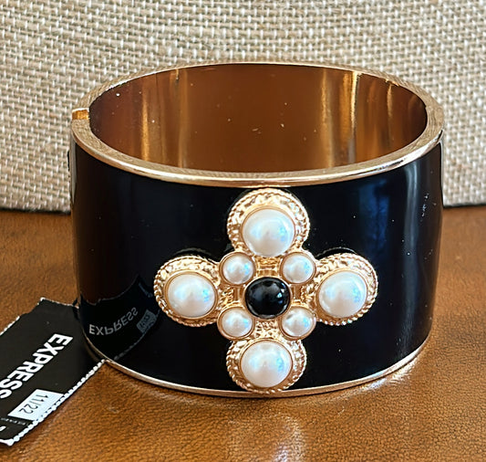Vintage never used 1990s Express thick statement hinged clamper style bracelet.