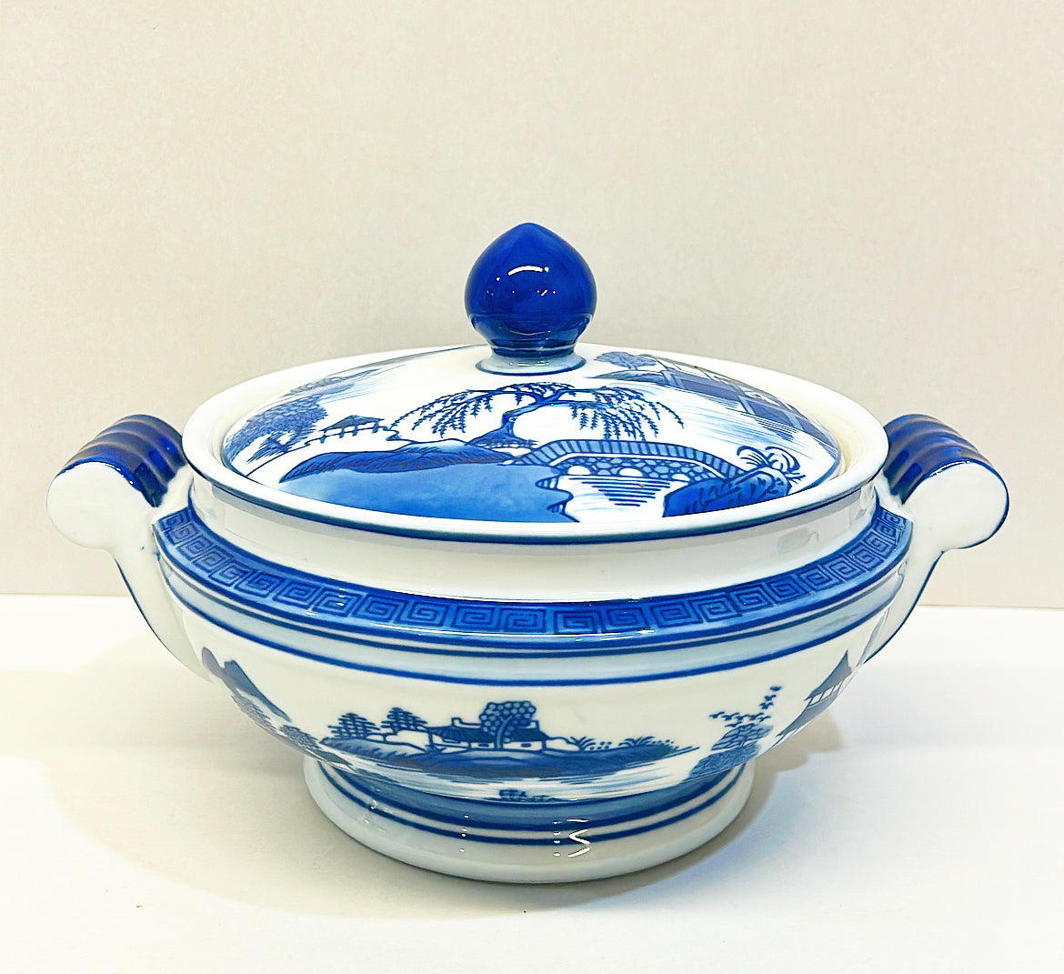 Vintage 1990s blue and white blue willow pattern round footed decorative tureen