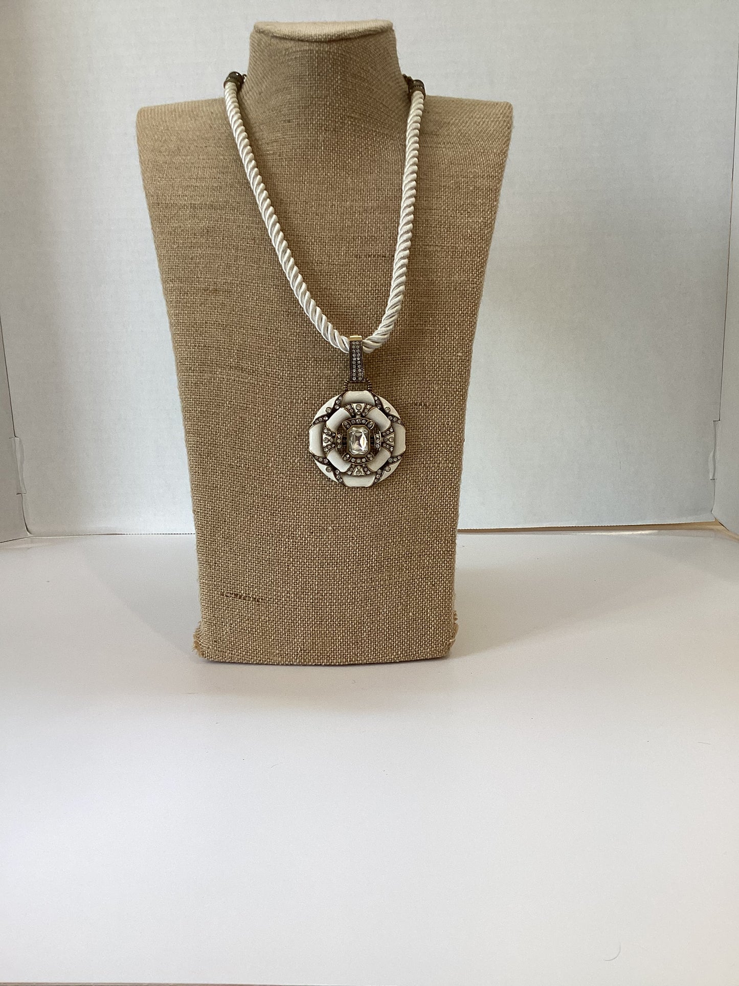 Heidi Daus like, Ivory & Gold Circular Pendant Necklace