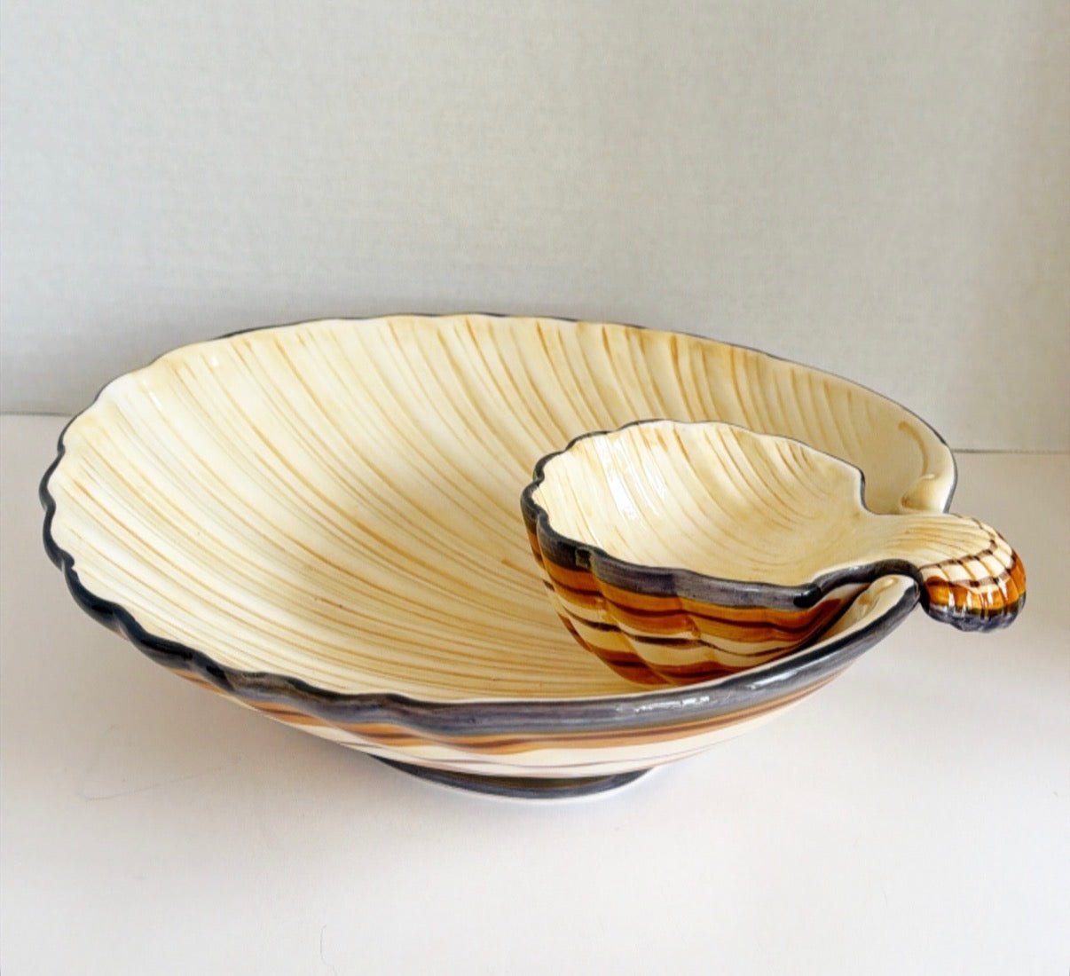 Vintage hand-painted fits and Floyd signed large clamshell serving bow