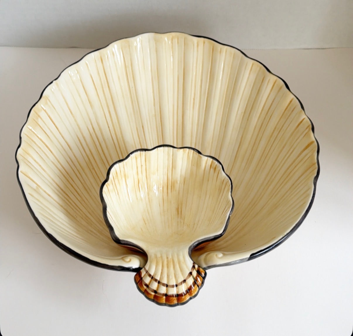Vintage hand-painted fits and Floyd signed large clamshell serving bow
